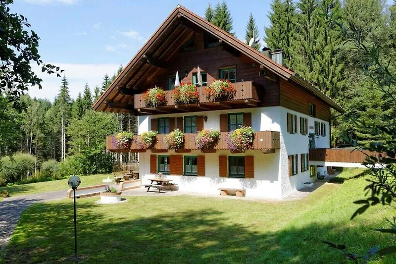 Außenseite Ferienhaus (Sommer)