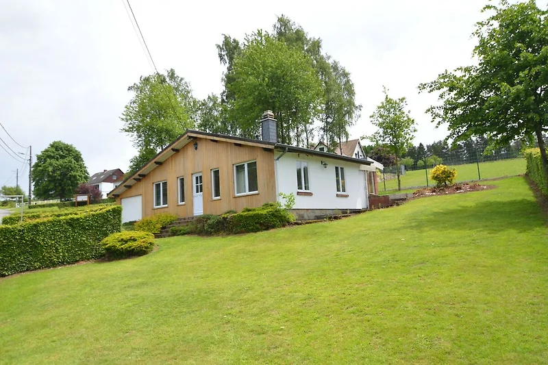 Außenseite Ferienhaus (Sommer)