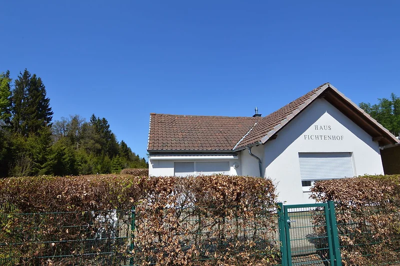 Außenseite Ferienhaus (Sommer)