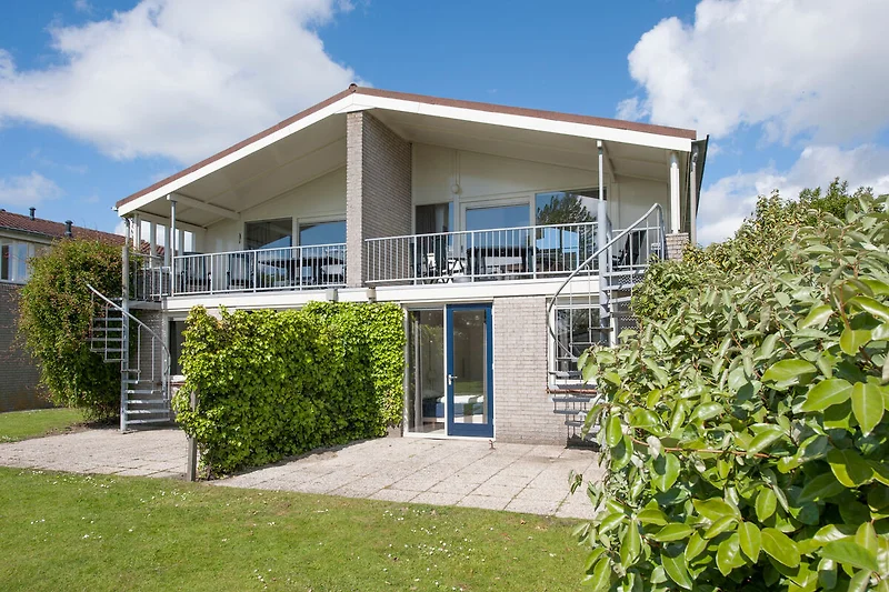Außenseite Ferienhaus (Sommer)