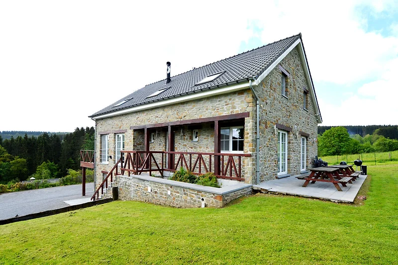 Widok na dom (lato)