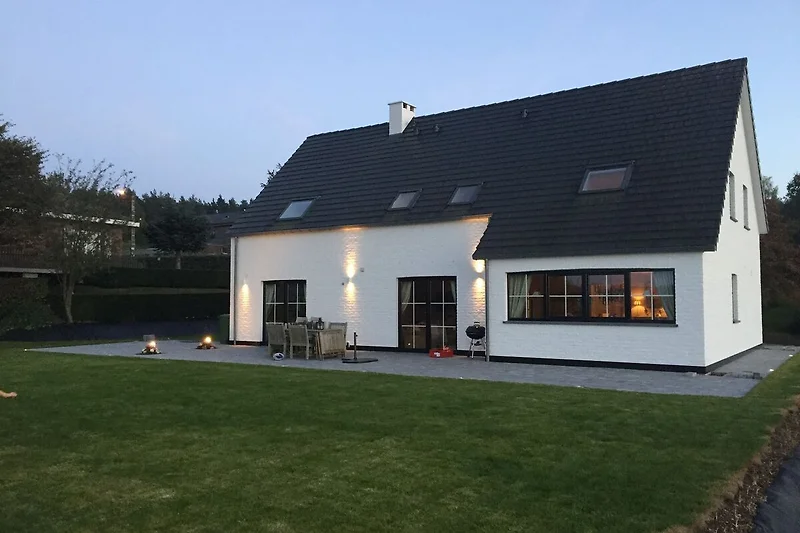 Außenseite Ferienhaus (Sommer)