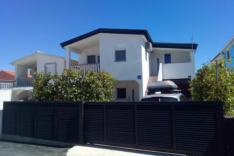 Außenseite Ferienhaus (Sommer)