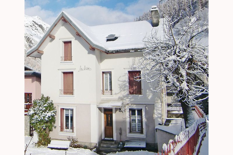 Außenseite Ferienhaus (Winter)