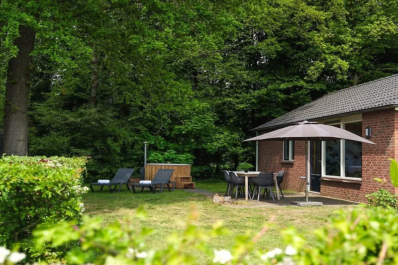 Außenseite Ferienhaus (Sommer)