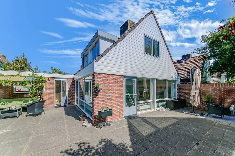 Außenseite Ferienhaus (Sommer)