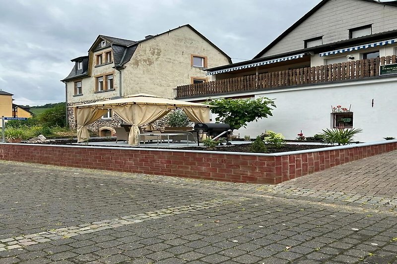 Außenseite Ferienhaus (Sommer)