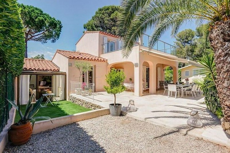 Außenseite Ferienhaus (Sommer)