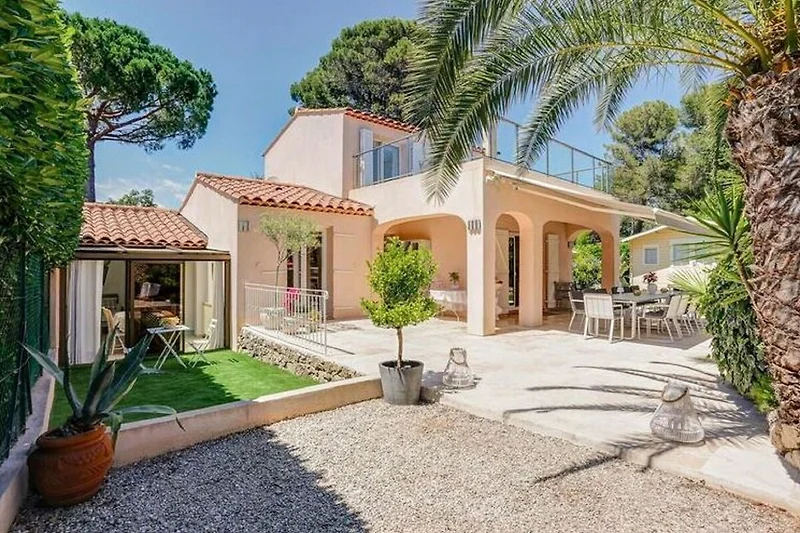 Außenseite Ferienhaus (Sommer)