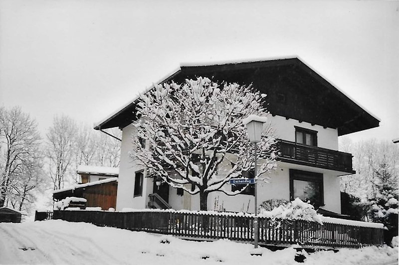 Außenseite Ferienhaus (Winter)