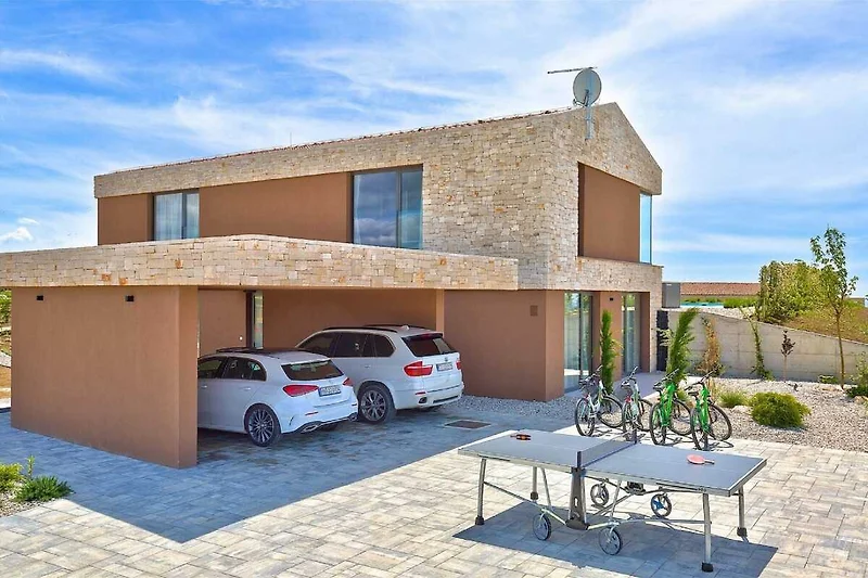 Außenseite Ferienhaus (Sommer)