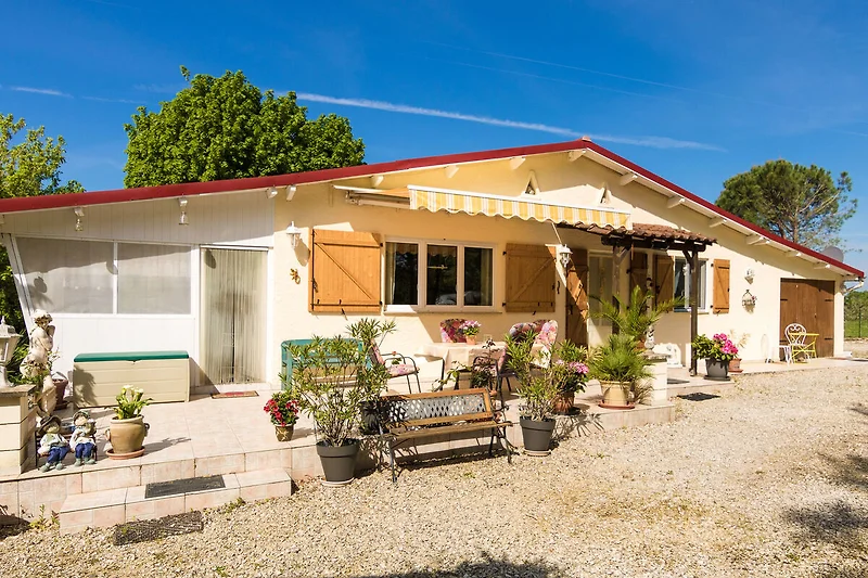 Außenseite Ferienhaus (Sommer)