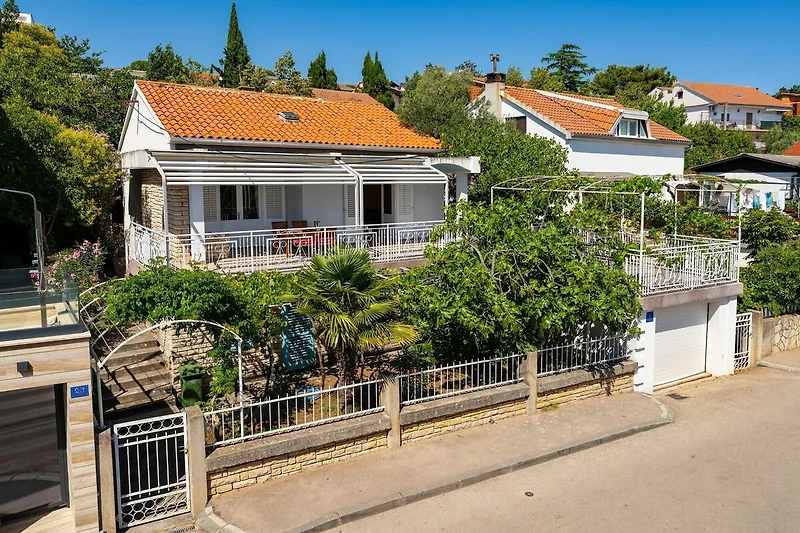 Außenseite Ferienhaus (Sommer)