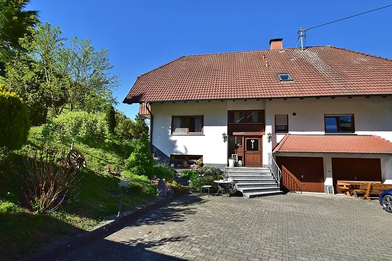 Außenseite Ferienhaus (Sommer)