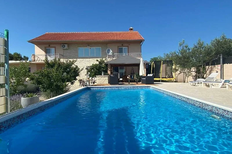 Außenseite Ferienhaus (Sommer)