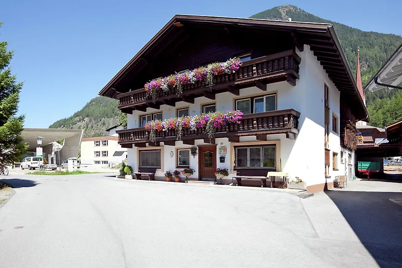 Außenseite Ferienhaus (Sommer)
