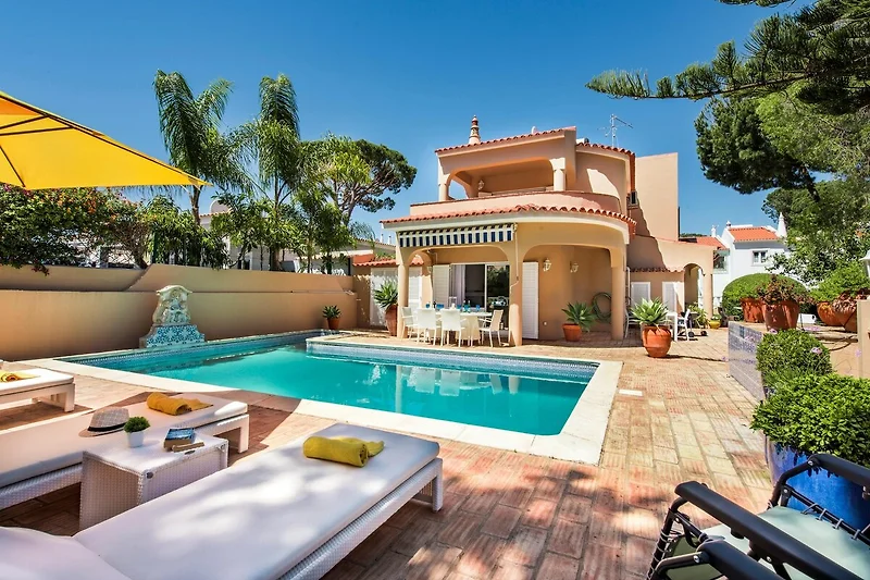 Außenseite Ferienhaus (Sommer)