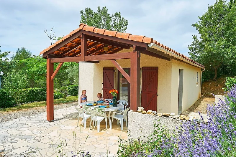 Außenseite Ferienhaus (Sommer)