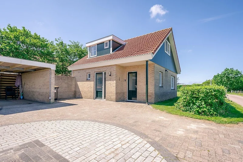 Außenseite Ferienhaus (Sommer)