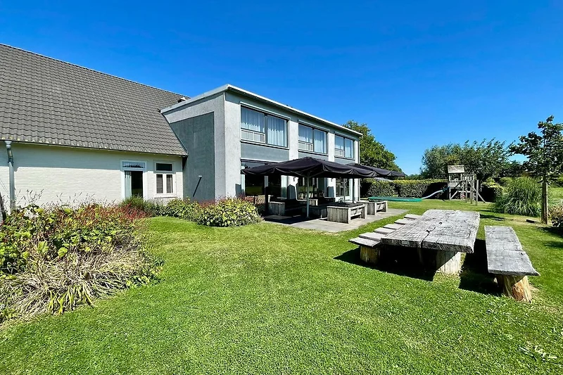 Außenseite Ferienhaus (Sommer)
