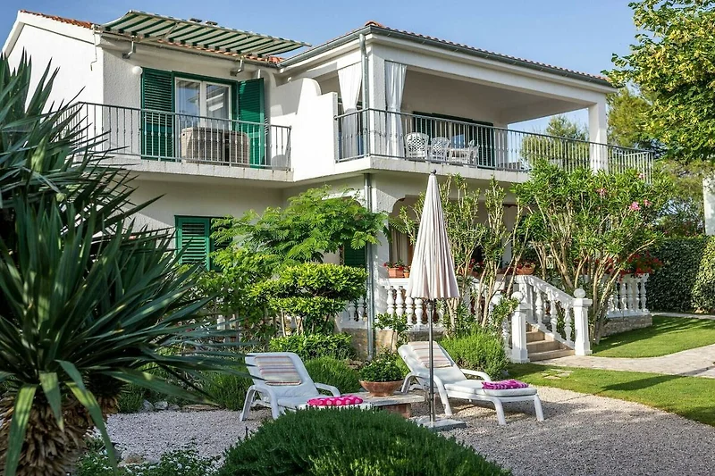 Außenseite Ferienhaus (Sommer)