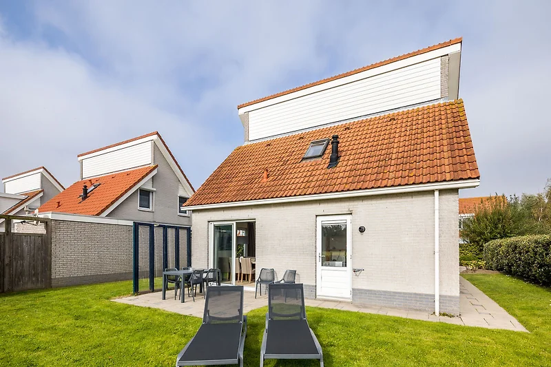 Außenseite Ferienhaus (Sommer)