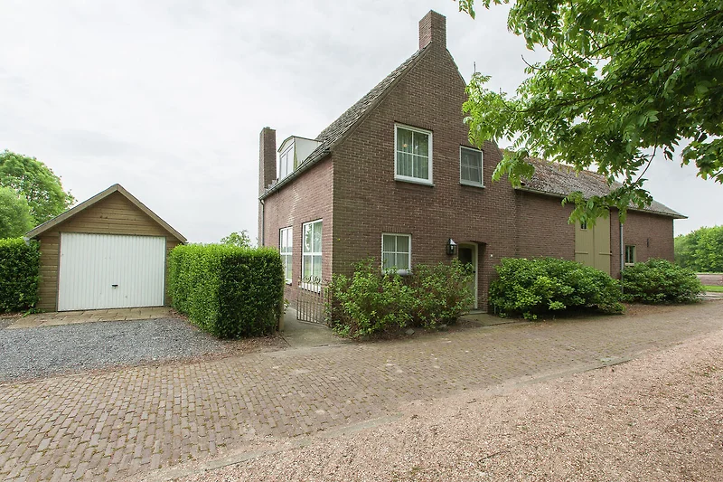 Außenseite Ferienhaus (Sommer)