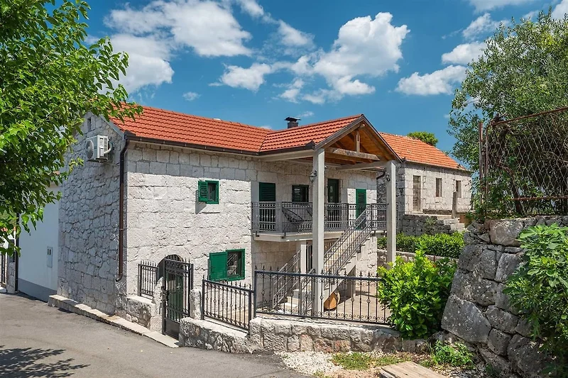 Außenseite Ferienhaus (Sommer)