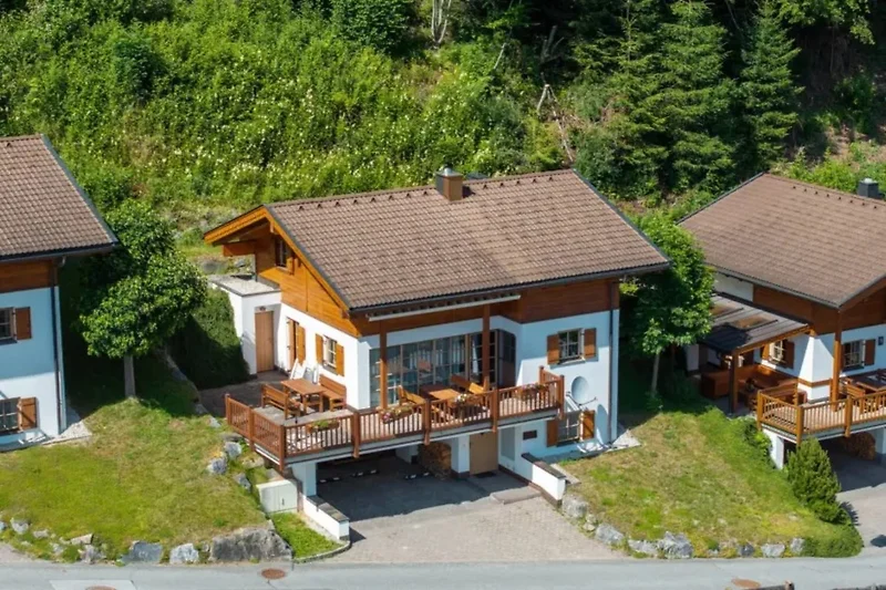 Widok na dom (lato)