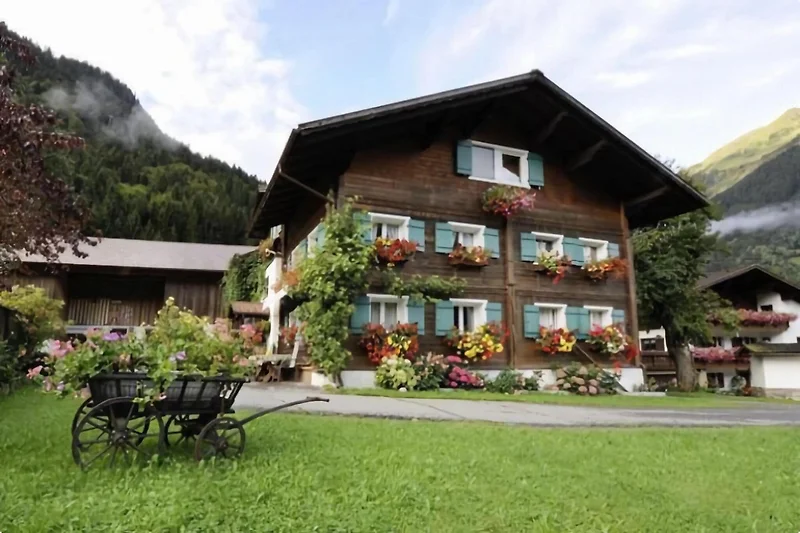 Außenseite Ferienhaus (Sommer)