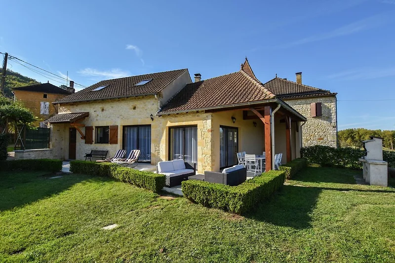 Außenseite Ferienhaus (Sommer)