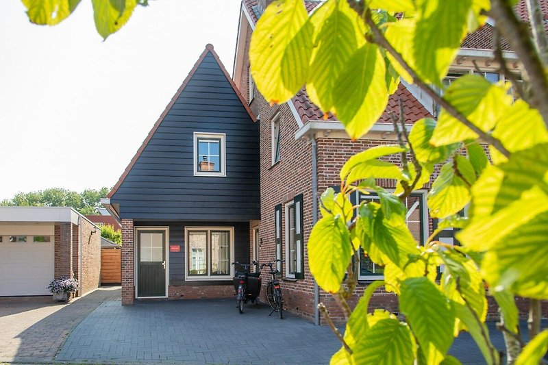 Außenseite Ferienhaus (Sommer)