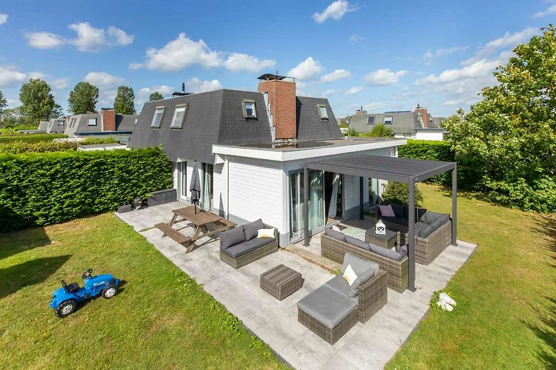 Außenseite Ferienhaus (Sommer)