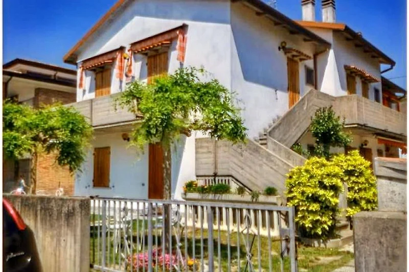 Außenseite Ferienhaus (Sommer)