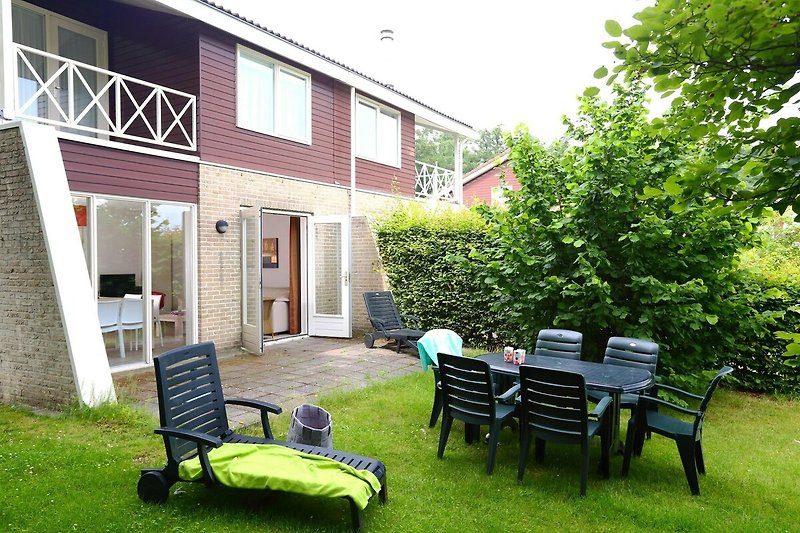 Außenseite Ferienhaus (Sommer)
