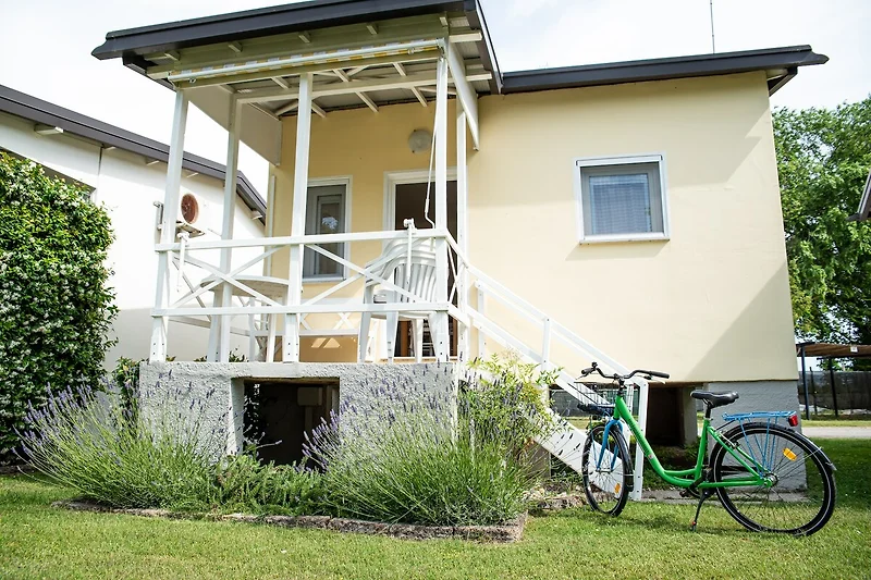 Außenseite Ferienhaus (Sommer)