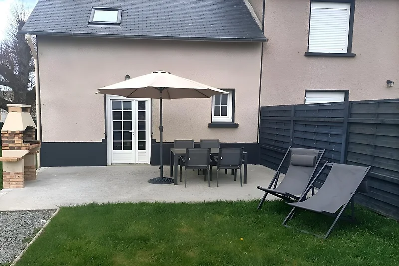 Außenseite Ferienhaus (Sommer)