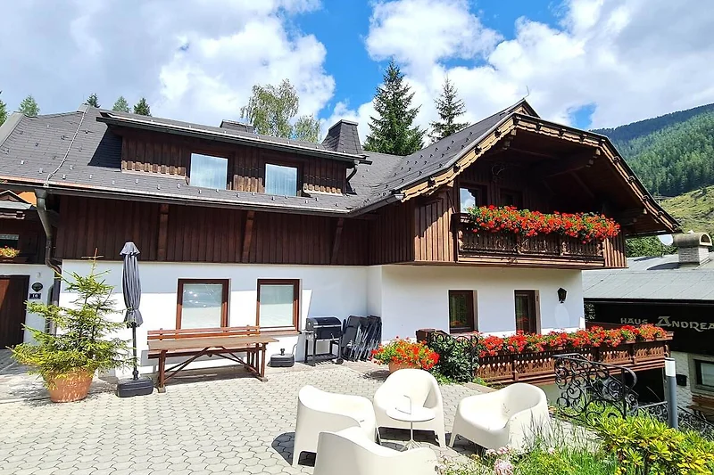 Außenseite Ferienhaus (Sommer)