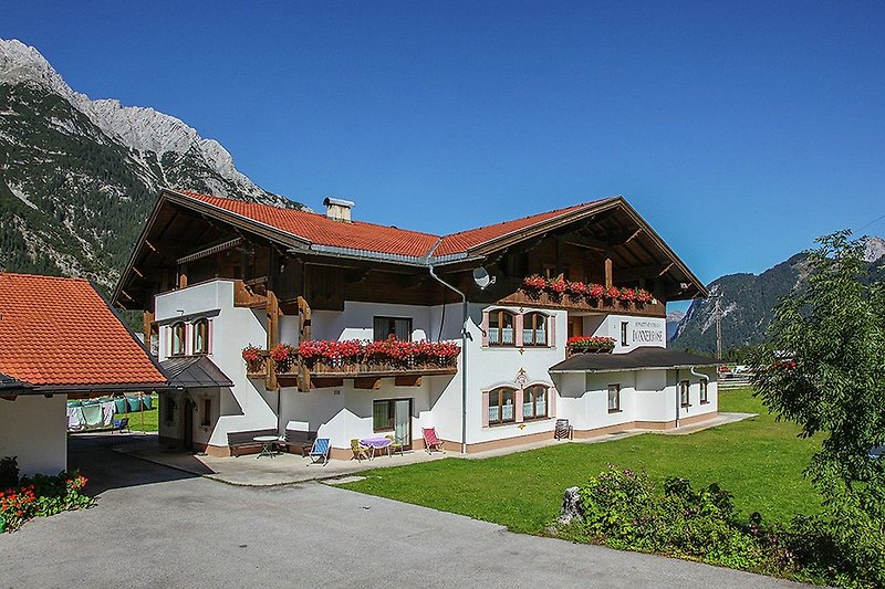 Außenseite Ferienhaus (Sommer)