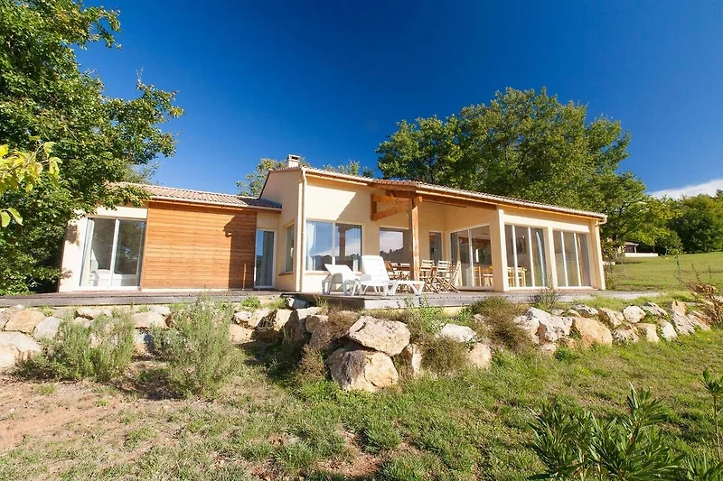 Außenseite Ferienhaus (Sommer)