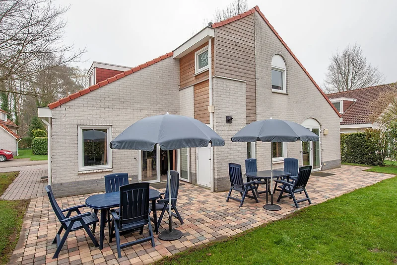 Außenseite Ferienhaus (Sommer)