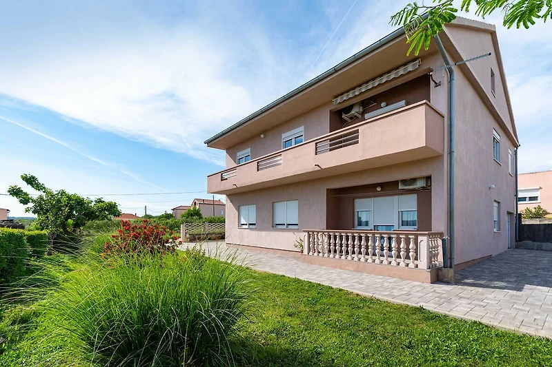 Außenseite Ferienhaus (Sommer)