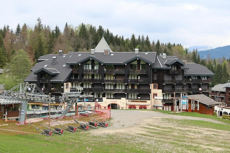 Widok na dom (lato)