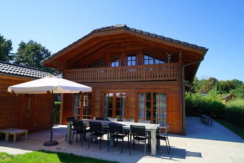 Außenseite Ferienhaus (Sommer)