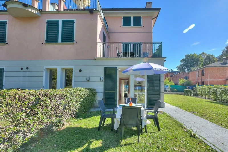 Außenseite Ferienhaus (Sommer)