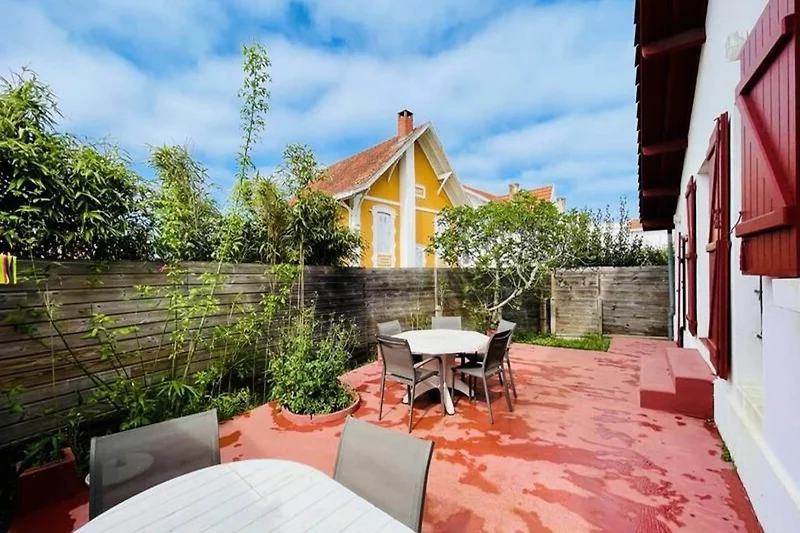 Außenseite Ferienhaus (Sommer)