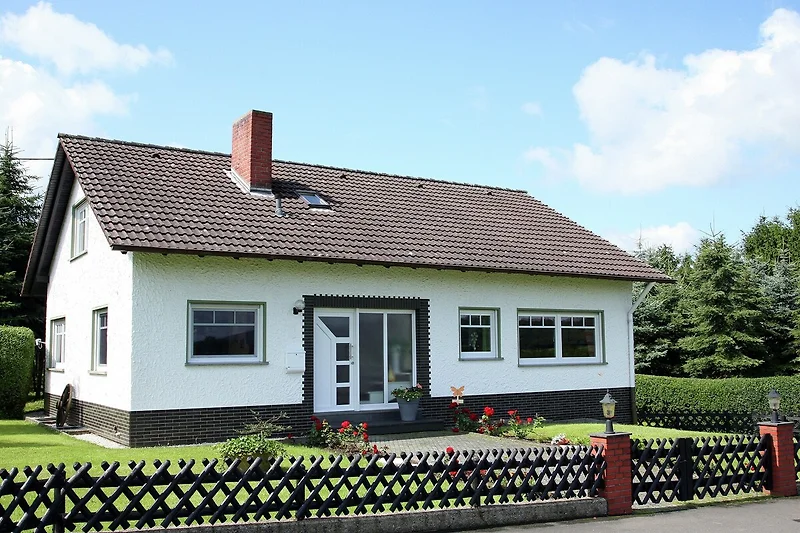 Außenseite Ferienhaus (Sommer)