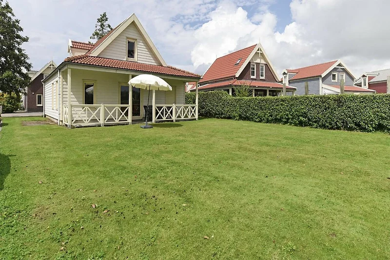 Außenseite Ferienhaus (Sommer)