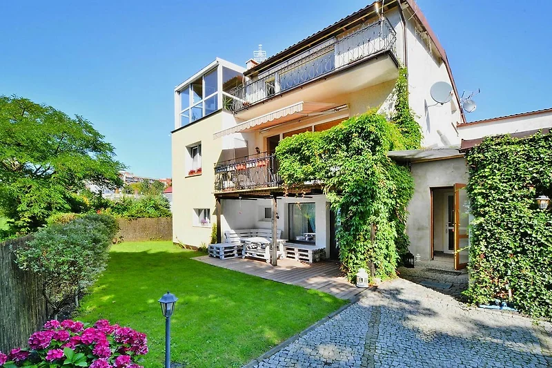 Außenseite Ferienhaus (Sommer)