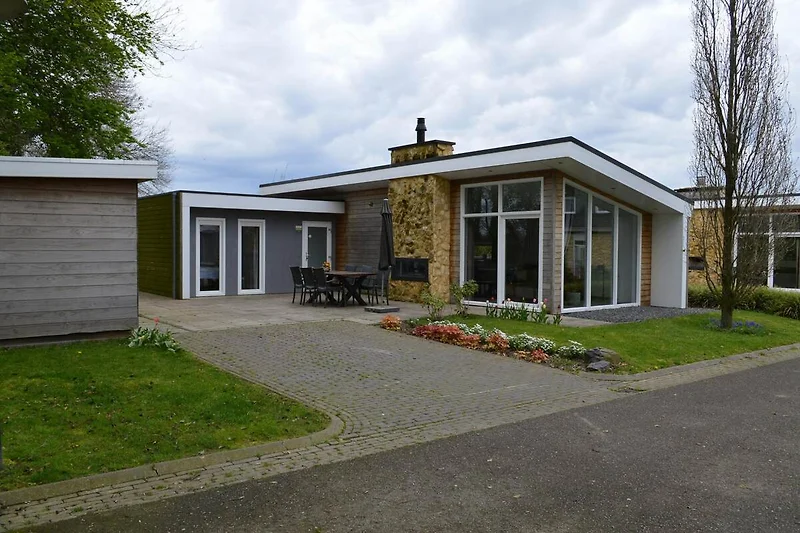 Außenseite Ferienhaus (Sommer)